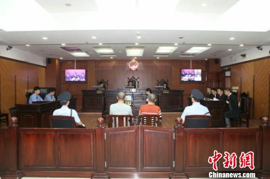 图为雷士照明原董事长吴长江案庭审现场 严初 摄