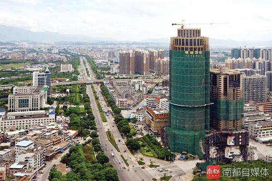 交友
“悬在市民头上的危险” 惠州最高烂尾楼吊塔终拆除