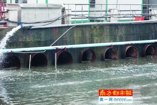 9月2日上午11时许，芳村广州鱼市场旁的地铁A涌的一处排污口。