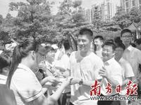 省实女生追着傅海峰要签名。南方日报记者 王辉 摄