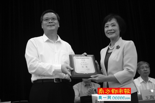 昨日，东莞公共外交协会揭牌成立。市委书记吕业升为新当选的东莞公共外交协会会长李小梅颁发证书。