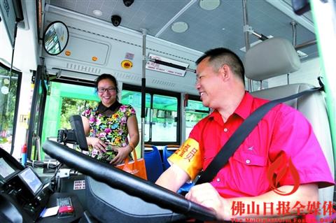 小孩乘车突然晕倒 公交车秒变急救车_佛山频道