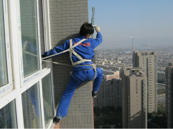 空调安装工的辛苦你懂吗 看看格力怎么做