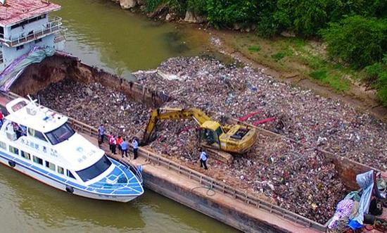 东莞四百吨垃圾被用船运到广西藤县水源地倾倒