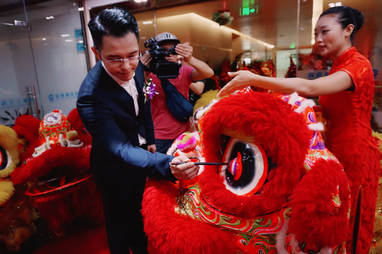 （深圳前海深港通资本管理集团有限公司董事长何文峰先生为醒狮点睛）