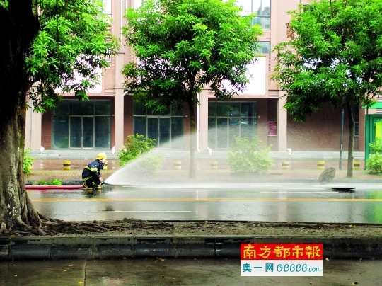 昨日，禅城丝织路发生地下管道燃气泄漏，抢险人员紧急抢修。