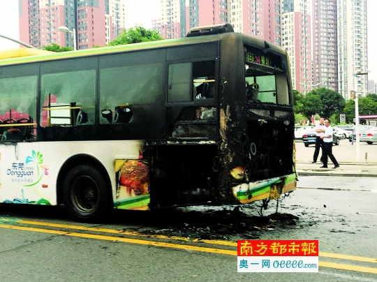 一辆54路公交车昨日下午5点多起火，车尾被烧得面目全非。