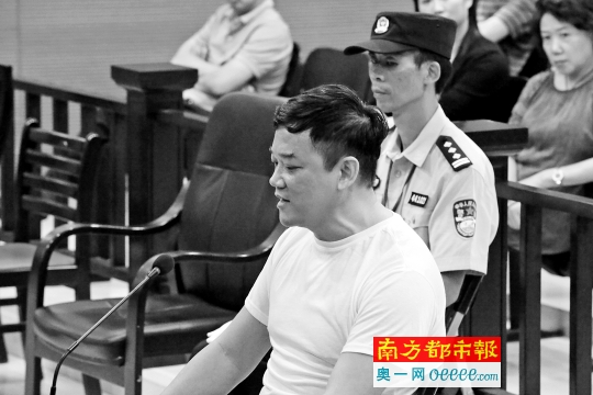 陈维聪被指涉嫌诈骗邻居5500多万元，昨日出庭受审。 南都记者吴笋林 摄