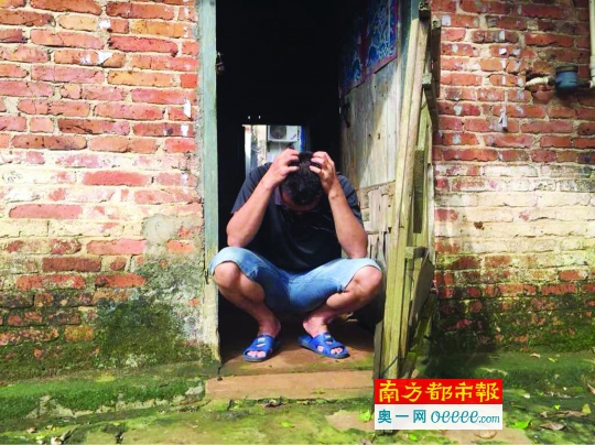 湛江蔗农郭广川蹲在门口,对被电信诈骗一事感到无可奈何。
作者:周松柏
链接:http://epaper.oeeee.com/epaper/A/html/2016-09/12/content_75933.htm
来源:南方都市报
更多有情调、有情趣、有情况的自媒体资讯,点击下载南都自媒体客户端体验http://corp.oeeee.com/ndapp/