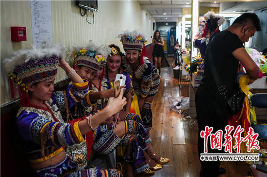 9月12日晚,北京什刹海剧场,几名演员在后台自拍。中国青年报·中青在线记者 赵迪/摄