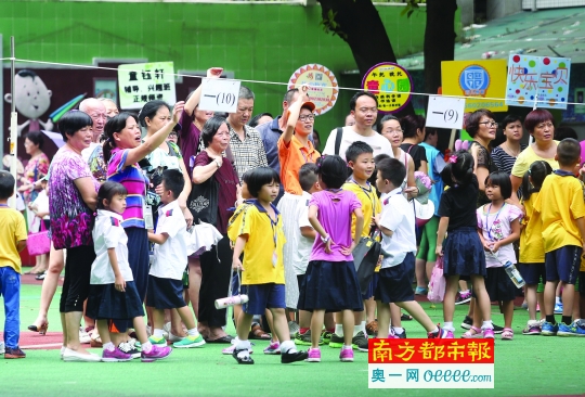 9月5日中午，广州市铁一小学，举着牌子的托管机构工作人员和家长一起接孩子放学。南都记者 冯宙锋 摄

作者：梁艳燕 尹来 冯宙锋 
链接：http://epaper.oeeee.com/epaper/A/html/2016-09/13/content_76216.htm
来源：南方都市报
更多有情调、有情趣、有情况的自媒体资讯，点击下载南都自媒体客户端体验http://corp.oeeee.com/ndapp/