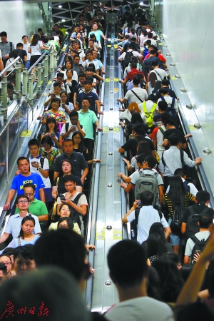 昨日傍晚，地铁五号线杨箕站，人流量比往日更大。记者高鹤涛 摄