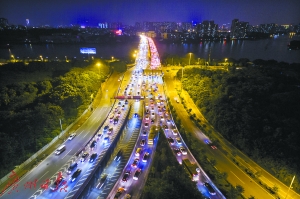 昨日晚上7时许，金沙洲大桥双方向车多缓行。广州日报记者苏俊杰 摄