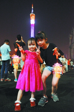 一对姐妹花提着灯笼庆祝中秋节。
