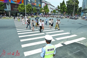 祖庙路与建新路交叉路口对角斑马线昨日启用。广州日报记者陈枫摄