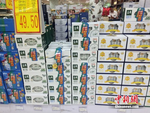 北京市一家超市正在进行牛奶促销活动。中新网邱宇 摄
