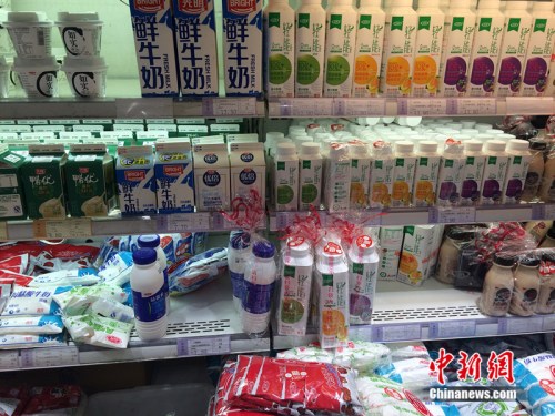 北京市一家超市销售的牛奶。中新网邱宇 摄
