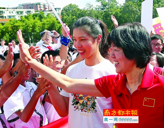 9月17日，中国女排主教练郎平与学生互动。当日，郎平携女排队员徐云丽和袁心玥来到广州市广雅中学，与师生交流互动，分享排球带来的快乐。南都记者 马强 摄

作者：梁艳燕 马强 
链接：http://epaper.oeeee.com/epaper/A/html/2016-09/18/content_77157.htm
来源：南方都市报
更多有情调、有情趣、有情况的自媒体资讯，点击下载南都自媒体客户端体验http://corp.oeeee.com/ndapp/