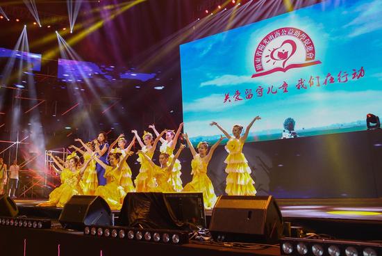 广东举办关爱留守儿童公益演唱会万人助阵_湛