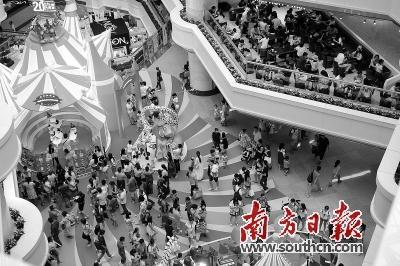 中秋佳节,广州各大购物中心人流如鲫。南方日报记者 肖雄 张梓望 摄