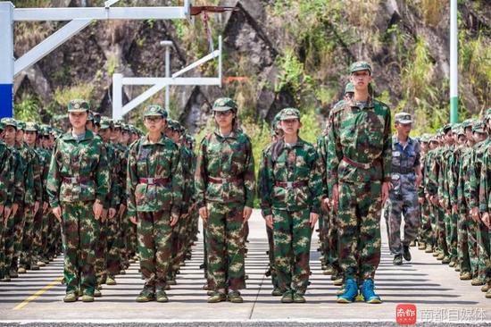 一张“身高两米的师弟在军训”照片刷爆惠州学院朋友圈。