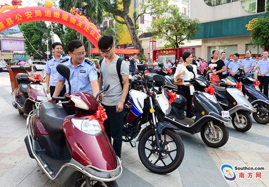 民警将追缴摩托车归还失主