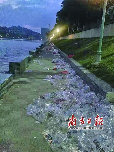 中秋节当晚，佛冈县城潖江河畔大量遗留的孔明灯包装袋。
