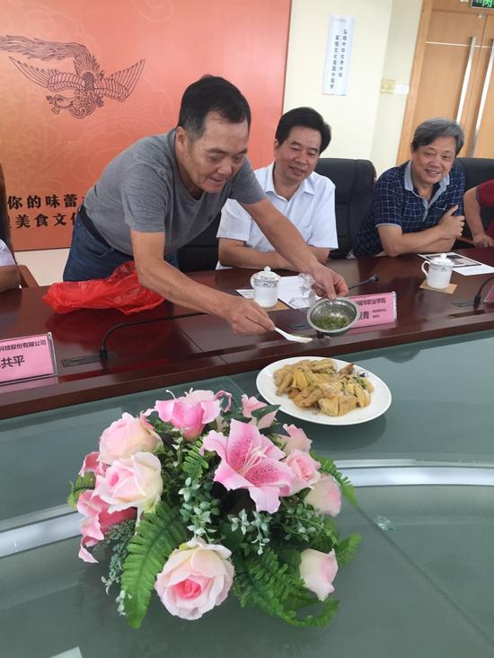 文化节启动仪式,餐饮商家高记现场展示特别为千鸡宴创作的菜式:“别走鸡”