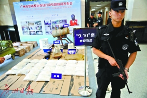 警方缴获的制贩毒工具和毒品。