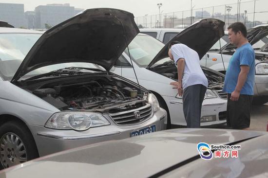 市民前来查看待拍公车。南方日报记者吴伟洪摄