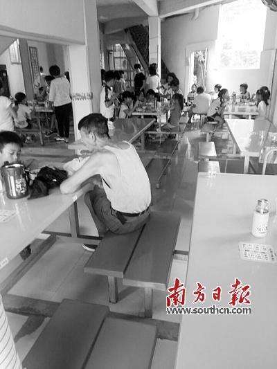 9月22日，“儿童之家”托管站内孩子正在用午餐。见习记者 吴珂 摄