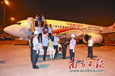 押解犯罪嫌疑人的航班抵达广州。通讯员 简湲力 摄