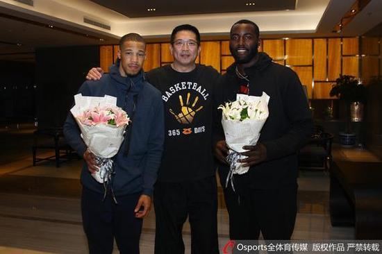 同曦双外援同机抵达南京 完整阵容只差阿巴斯