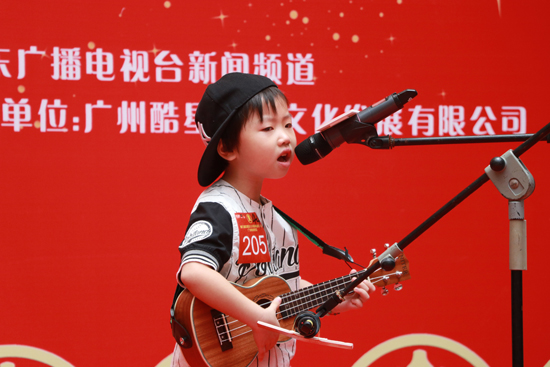 认真比赛的小选手