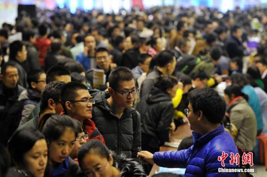 中国大学生求职面临去哪儿的困惑_东莞频道