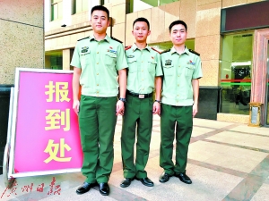 三名英雄官兵罗俊林、宁华建、殷子辉（从左至右）。