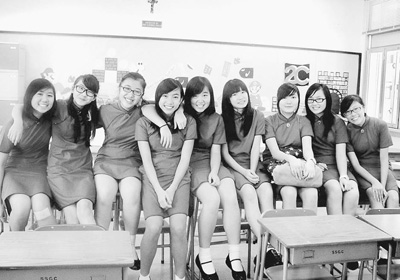 身穿校服的香港协恩女子中学姑娘们喜笑颜开。资料图片
