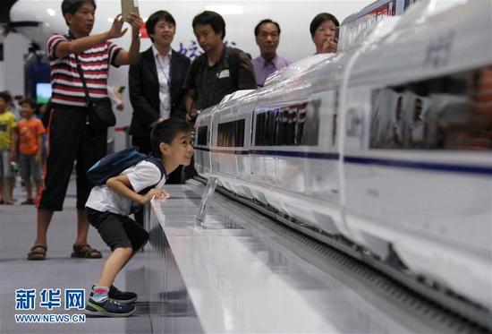 9月24日，一名儿童在香港会展中心参观高寒高速列车模型。新华社发（王申 摄）