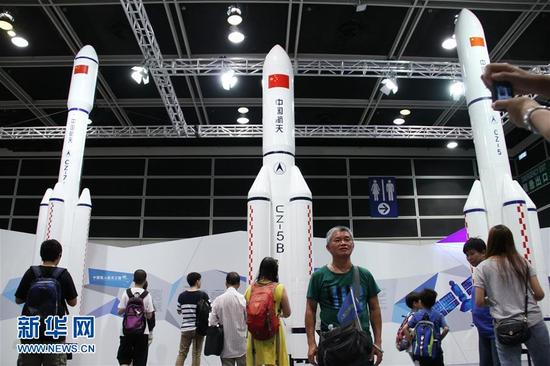 9月24日，香港市民在长征系列运载火箭模型前留影。新华社发（王申 摄）