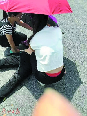 三水女子车祸昏迷 女侠人工呼吸