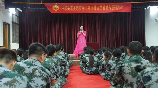 “在大学里该干什么”公益讲座在走进大学校园