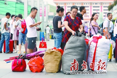 9月29日，深圳火车站开始进入国庆黄金周出行高峰，客流量明显增多。南方日报记者 朱洪波 摄