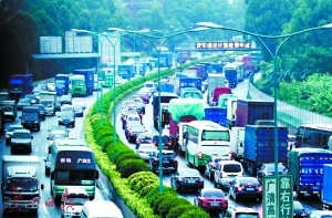 国庆前夕，出入城区车辆激增，昨日下午已开始拥堵。广州日报记者高鹤涛摄