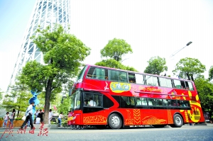 广州塔旁，市民正在登上双层旅游巴士参观广州美景。广州日报记者邵权达 摄