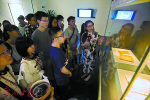 “荟雅南州——明代广东文人的艺术与生活”展览馆里，志愿者给市民游客讲解。