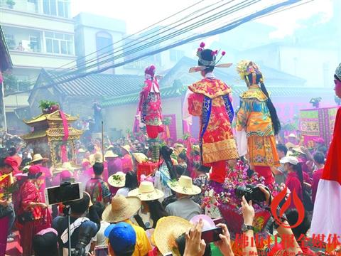 昨日，巡游吸引了众多民众参与。