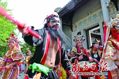 7日，第四届岭南祠堂文化节在黄埔古村启动，潮阳英歌舞队前来助阵。南方日报记者 符超军 摄