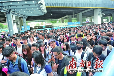 国庆黄金周最后一天，广州天河客运站迎来返程客流高峰，地铁天河客运站进站口一度排起数十米长队。 南方日报记者 张梓望 摄