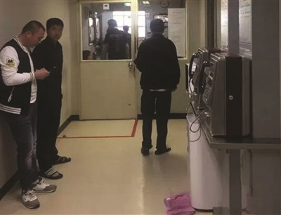 这些中国游客只能在很小的空间内活动。