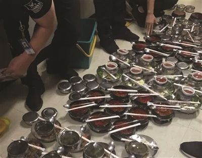 被拒入境中国游客自己付钱订的快餐。